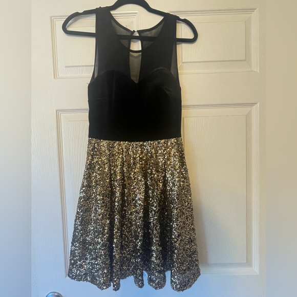 black and gold sequin party dress. Fun for NYE or a birthday. Velvet on bodice - Picture 1 of 2